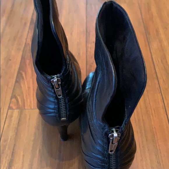 Nine West Black Zipper Heal EUC - Picture 5 of 5